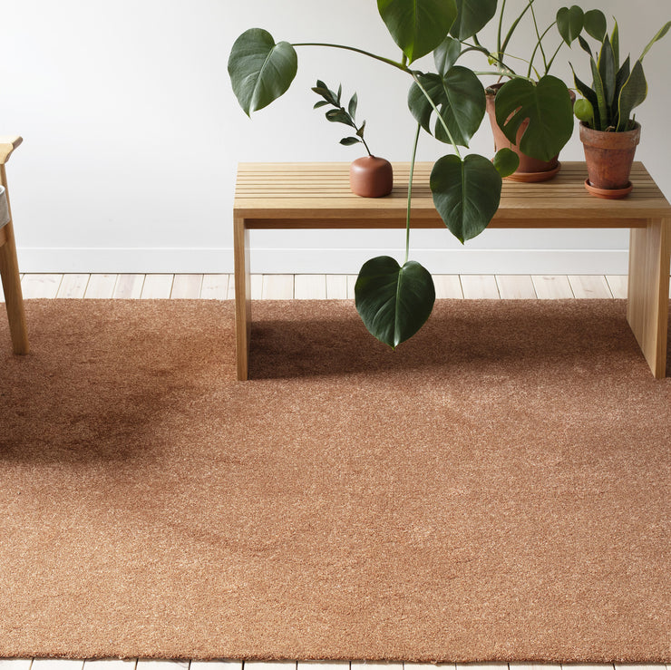 Tiheänukkainen Kide-matto soveltuu kaikille lattiapinnoille, myös lattialämmitteisiin tiloihin. Kuvassa oranssi Kide-nukkamatto.