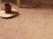 Tiheänukkainen Kide-matto soveltuu kaikille lattiapinnoille, myös lattialämmitteisiin tiloihin. Kuvassa oranssi Kide-nukkamatto.