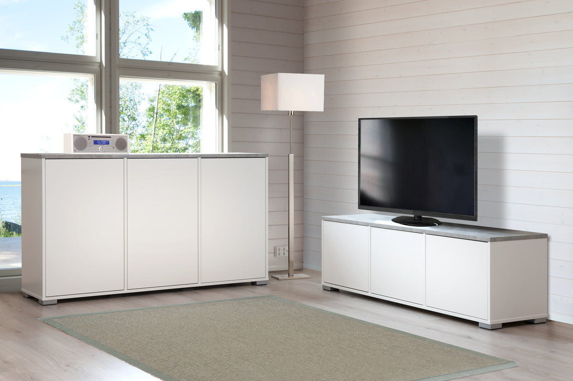 Kivi-malliston kalusteista saa helposti koottua yhtenäisen kokonaisuuden. Kuvassa Kivi-senkki ja 3-ovinen Kivi-tv-taso valkoisina, harmaalla betonijäljitelmän värisellä kannella.