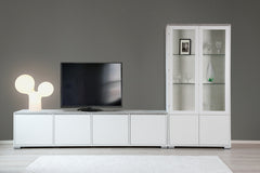 Kivi-malliston kalusteista saa helposti koottua yhtenäisen kokonaisuuden. Kuvassa neljän ovikaapin Kivi-tv-taso ja Kivi-vitriini valkoisina, harmaalla betonijäljitelmän värisellä kannella.