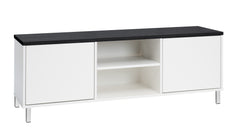 Kuvassa on 144 cm leveä valkoinen Kivi-sarjan tv-taso mustalla kannella ja valkoisilla metallijaloilla.