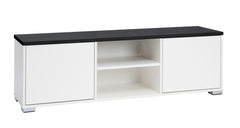 Kuvassa on 144 cm leveä valkoinen Kivi-sarjan tv-taso mustalla kannella ja hopeanvärisillä muovijaloilla.