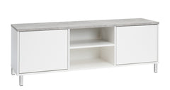 Kuvassa on 144 cm leveä valkoinen Kivi-sarjan tv-taso harmaalla betonijäljitelmän sävyisellä kannella ja valkoisilla metallijaloilla.