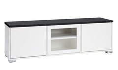 Kuvassa on 144 cm leveä valkoinen Kivi-sarjan tv-taso mustalla kannella ja hopeanvärisillä muovijaloilla.