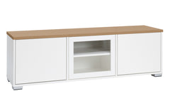 Kuvassa on 144 cm leveä valkoinen Kivi-sarjan tv-taso tammenvärisellä kannella ja hopeanvärisillä muovijaloilla.