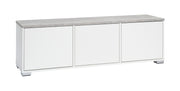 Kuvassa on 144 cm leveä valkoinen Kivi-sarjan tv-taso harmaalla betonijäljitelmän sävyisellä kannella ja hopeanvärisillä muovijaloilla.