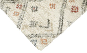 Lähikuvassa luonnonvalkoisen Kota-maton hempeän pastellinssävyistä kuvioitua pintaa.