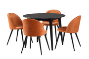 Mustaan Laine-pöytään on yhdistetty näyttävät oranssit Velvet-tuolit.