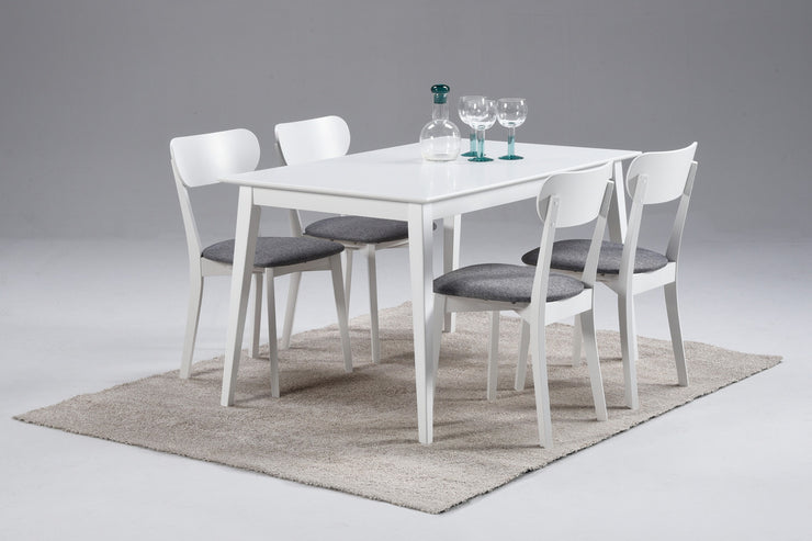 Valkoinen Laine-ruokapöytä 130 x 80 cm ja neljä tuolia harmaalla istuinverhoilulla.