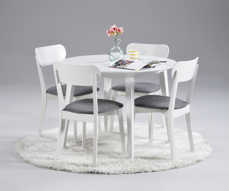 Laine-tuolit harmaalla kangasverhoilulla ja pyöreä Laine-pöytä.