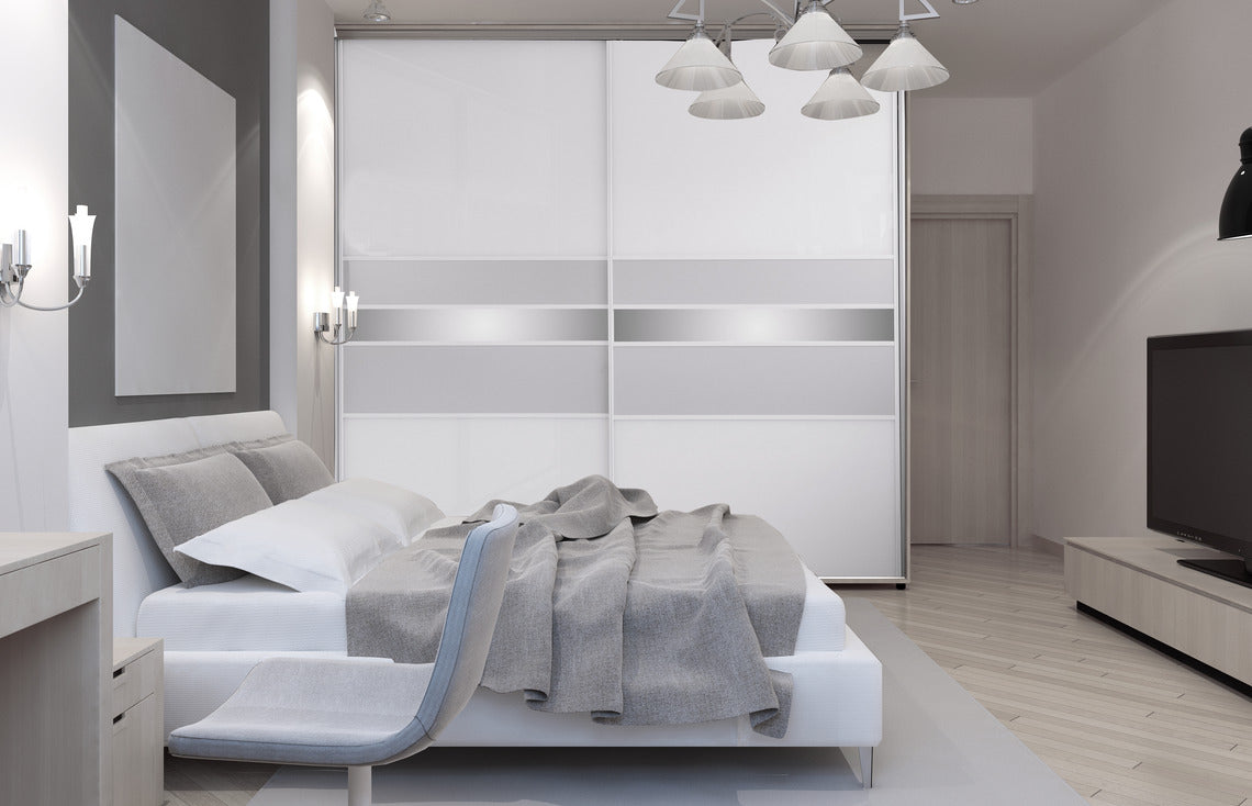 Kuvassa on esimerkki mittojen mukaan valmistettavasta Lakeus Design -liukuovikomerosta. Katso seuraavista kuvista esimerkkikomeron tarkemmat koko-, materiaali- ja varustetiedot.