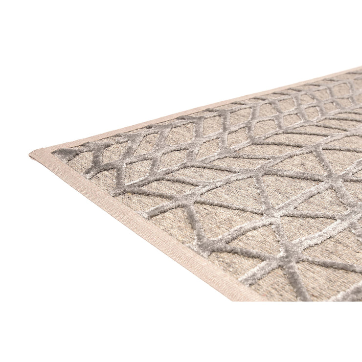 Lastu-matossa laadukkaaseen, kudottuun villapohjaan on yhdistetty pehmeä, silkinhohtoinen viskoosinukka. Kuvassa hopean värinen matto.