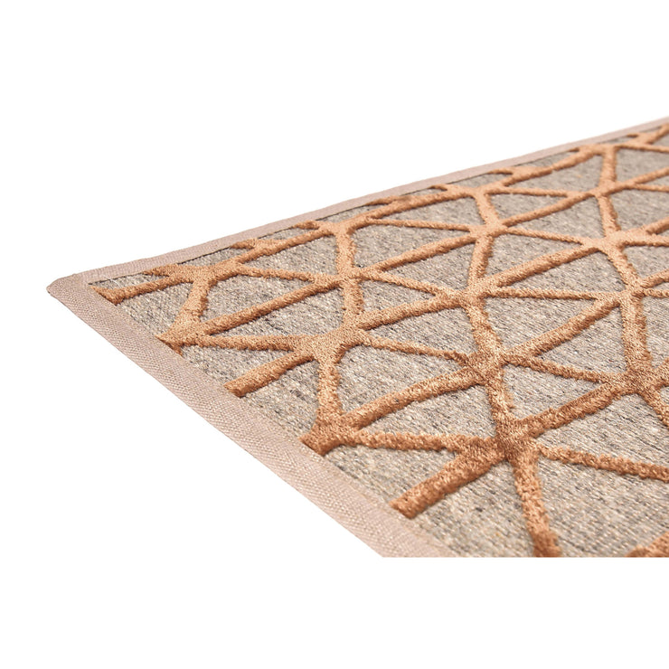 Lastu-matossa laadukkaaseen, kudottuun villapohjaan on yhdistetty pehmeä, silkinhohtoinen viskoosinukka. Kuvassa pronssin värinen matto.