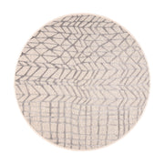 Pyöreän Lastu-maton laadukkaaseen, kudottuun villapohjaan on yhdistetty pehmeä, silkinhohtoinen viskoosinukka. Kuvassa hopean värinen matto.