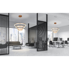 Sijoita Layer-kattovalaisin olohuoneeseen, ruokatilaan tai esimerkiksi avaraan eteishalliin katseenvangitsijaksi. Kuvassa messingin väriset valaisimet.