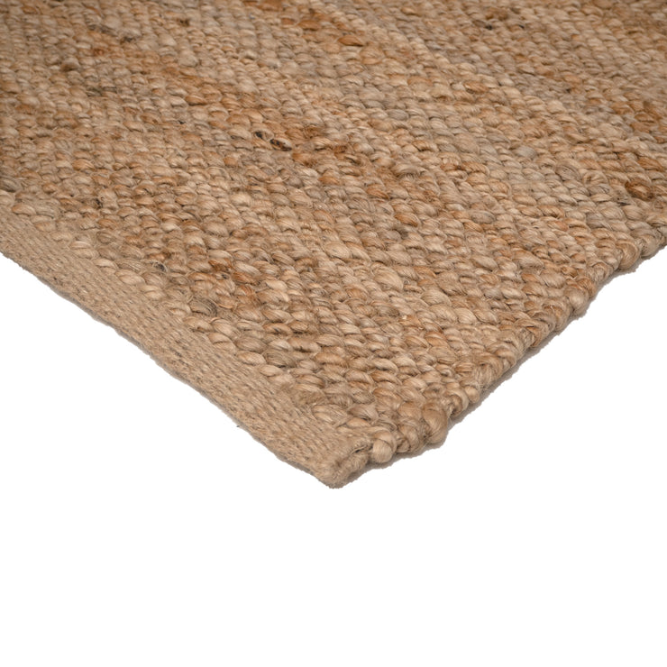 Rouheapintainen luonnonvärinen Leon-matto on materiaaliltaan 100 % juuttia.