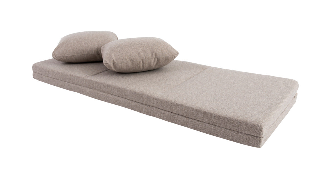 Beige Levon-kulmataittopatjasarja. Kulmapatjasarja sisältää taittopatjan extrapalalla, sekä kaksi käsinojatyynyä. Avattuna taittopatja on vuodesohvan vuodepatja.