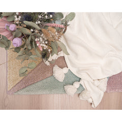 Kuvassa Sävel Tupsu -torkkupeitto on Mattokympin erikseen myytävällä pastellinsävyisellä Lissabon-matolla.