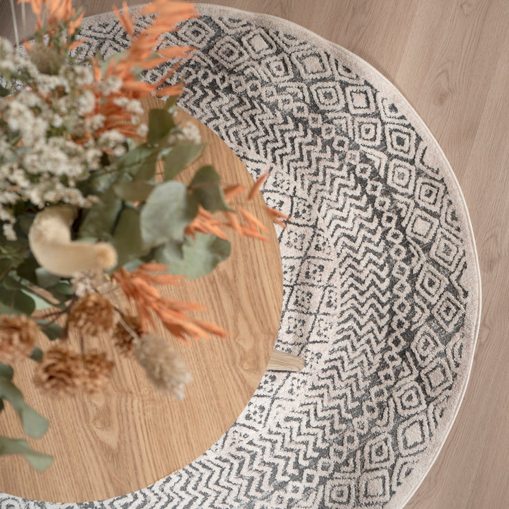 Tyylikkäässä lyhytnukkaisessa Livia-matossa on klassinen kuosi ja kaunis vaalea sävy, joka antaa modernin ilmeen sisustukseen.