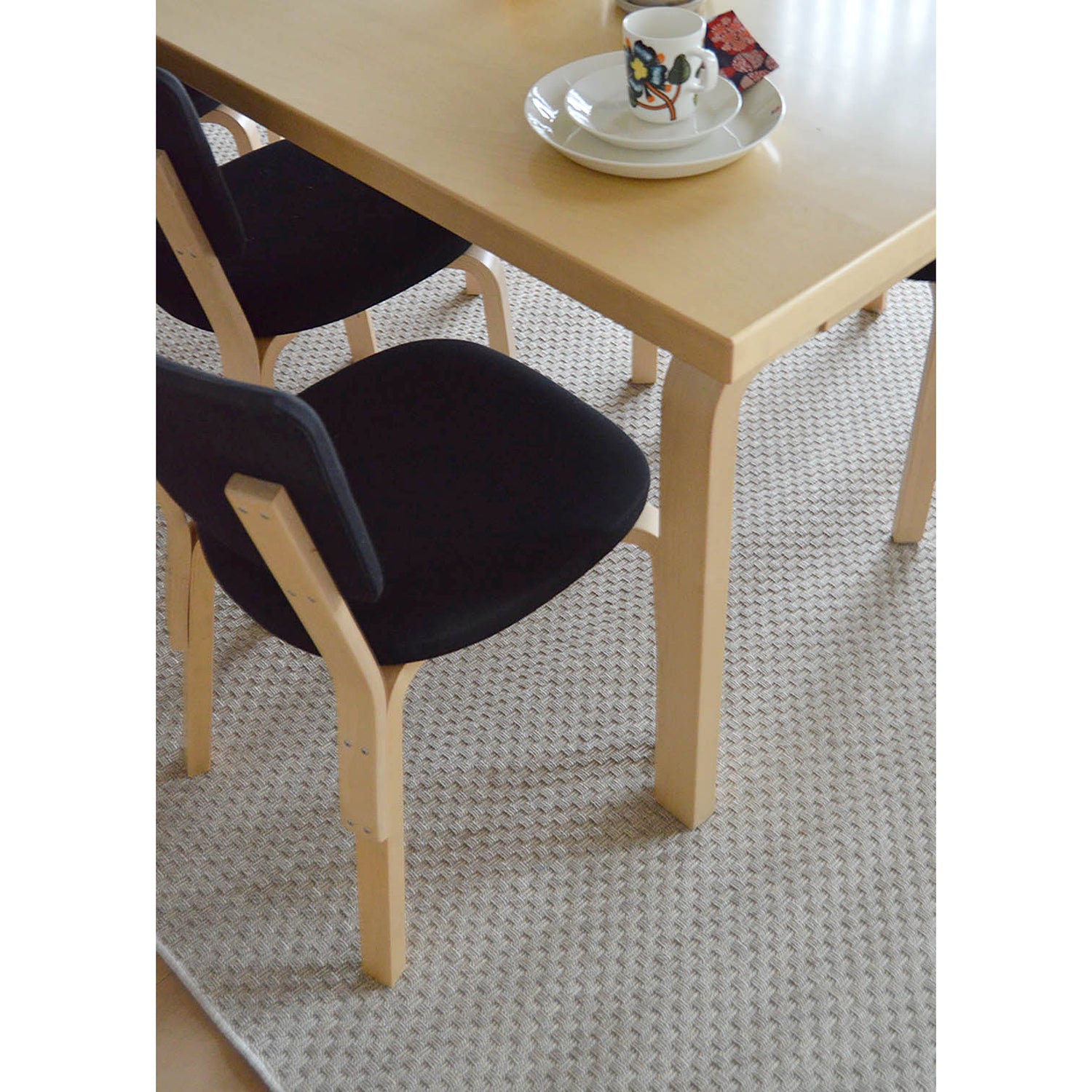 Kuvassa on kestävä sileäksi kudottu Louhi-matto luonnonvalkoisena.