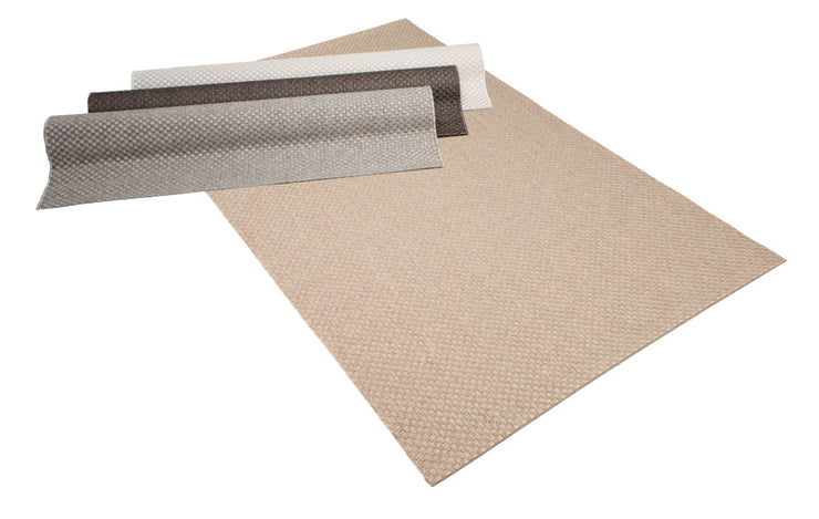 Louhi-matto on saatavana neljässä maanläheisessä värissä: luonnonvalkoinen, harmaanruskea, vaaleanharmaa ja pellavanruskea (kuvassa levitettynä).