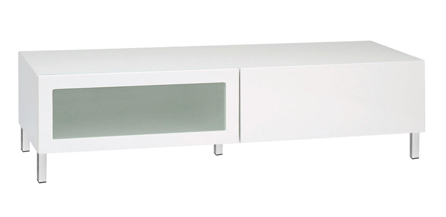 Kuvassa on 120 cm leveä korkeakiiltovalkoinen Lumo-sarjan tv-taso valkoisilla metallijaloilla. Sarjan tuotteissa on valkoinen lasikansi.