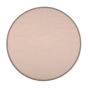 Eleganssi beigen värinen pyöreä Lyyra2-puuvillapaperinarumatto valkoisella paperinarulla.