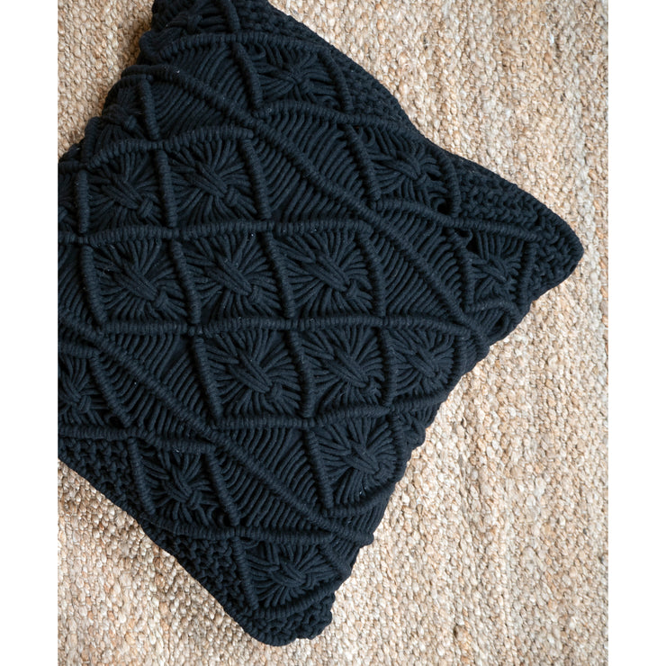 Mustan värinen Makrame-tyyny on ihastuttava makramee-sisustustuote.