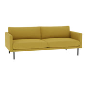 3-istuttava Malmö-sohva okran värisellä Modena 41-kankaalla verhoiltuna. Sohvassa on mustat 21 cm korkeat metallijalat.