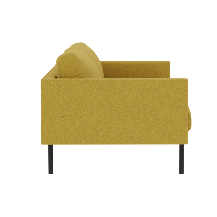 Malmö-sohva okran värisellä Modena 41-kankaalla verhoiltuna. Kauttaaltaan tyylikkäästi verhoillussa 3-istuttavassa sohvassa on mustat 21 cm korkeat metallijalat.