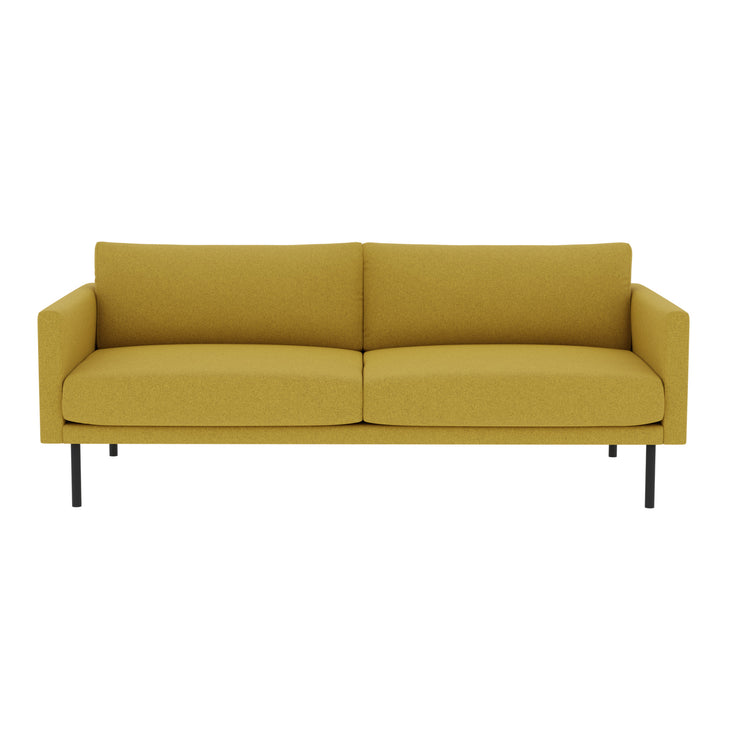 3-istuttava Malmö-sohva okran värisellä Modena 41-kankaalla verhoiltuna. Sohvassa on mustat 21 cm korkeat metallijalat.