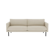 3-istuttava Malmö-sohva beigen värisellä Modena 05-kankaalla verhoiltuna. Sohvassa on mustat 21 cm korkeat metallijalat.