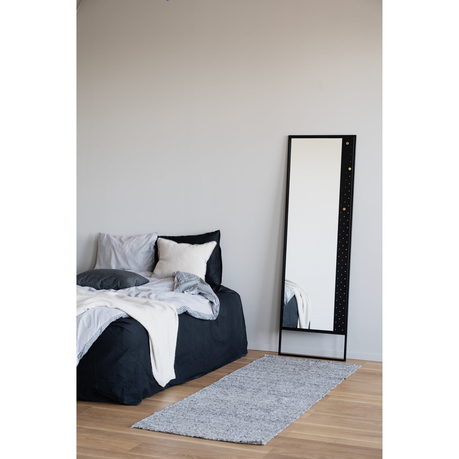 Musta Malone-lattiapeili 53 x 170 cm kullan värisillä yksityiskohdilla.