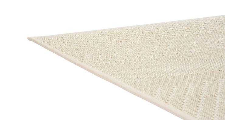 Matilda-maton pinnassa leikittelevät erilaiset sidokset, jotka antavat matolle kauniin kolmiulotteisen ilmeen. Kuvassa valkoinen matto.