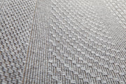 Pyöreän Matilda-maton pinnassa leikittelevät erilaiset sidokset, jotka antavat matolle kauniin kolmiulotteisen ilmeen.