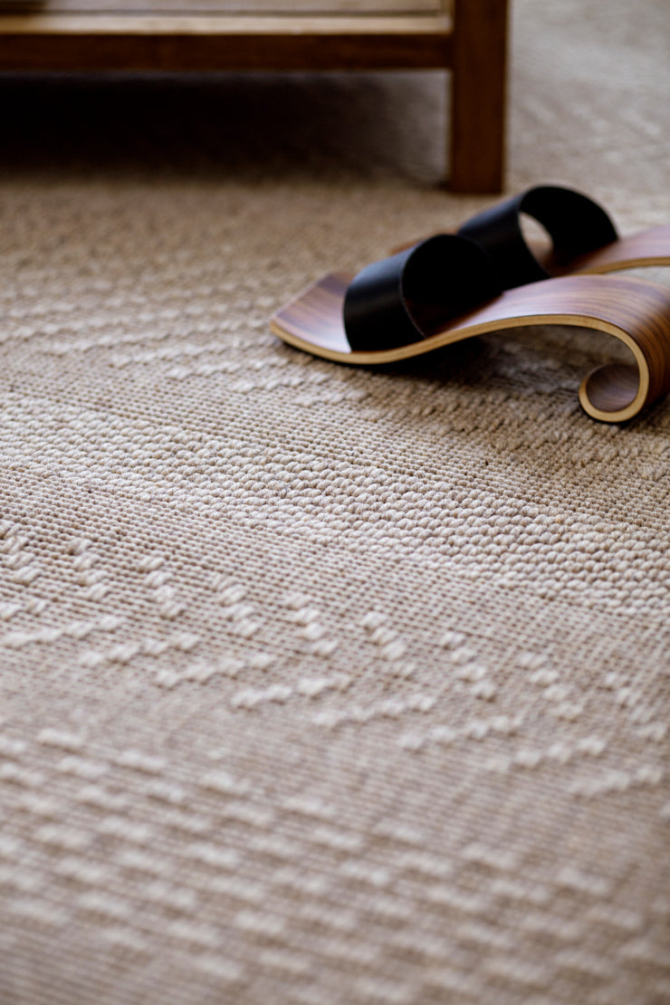 Matilda-maton pinnassa leikittelevät erilaiset sidokset, jotka antavat matolle kauniin kolmiulotteisen ilmeen. Matilda-mattoa on saatavana muös nelikulmaisena.