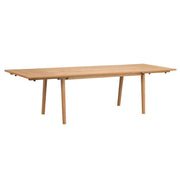 Kuvassa on Melfort -ruokapöytä 180 x 90 cm jatkettuna. Tammenväristä pöytää on jatkettu erikseen myytävillä jatkolevyillä molemmista päädyistä ja saatu metrin verran lisää mittaa.