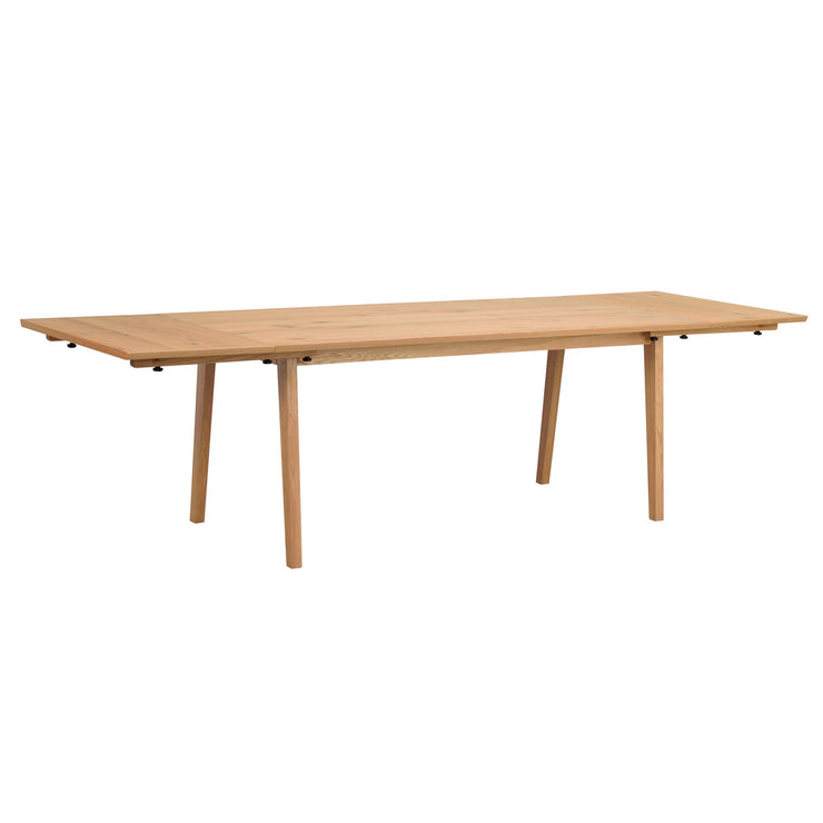 Kuvassa on Melfort -ruokapöytä 180 x 90 cm jatkettuna. Tammenväristä pöytää on jatkettu erikseen myytävillä jatkolevyillä molemmista päädyistä ja saatu metrin verran lisää mittaa.
