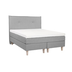 Vaaleanharmaa Meri Ergo -jenkkisänky 160 x 200 cm viskoelastisella Meri Ergo XL -sijauspatjalla ja valkolakatuilla Royal-tammijaloilla. Kuvan Meri-sängynpääty myydään erikseen.