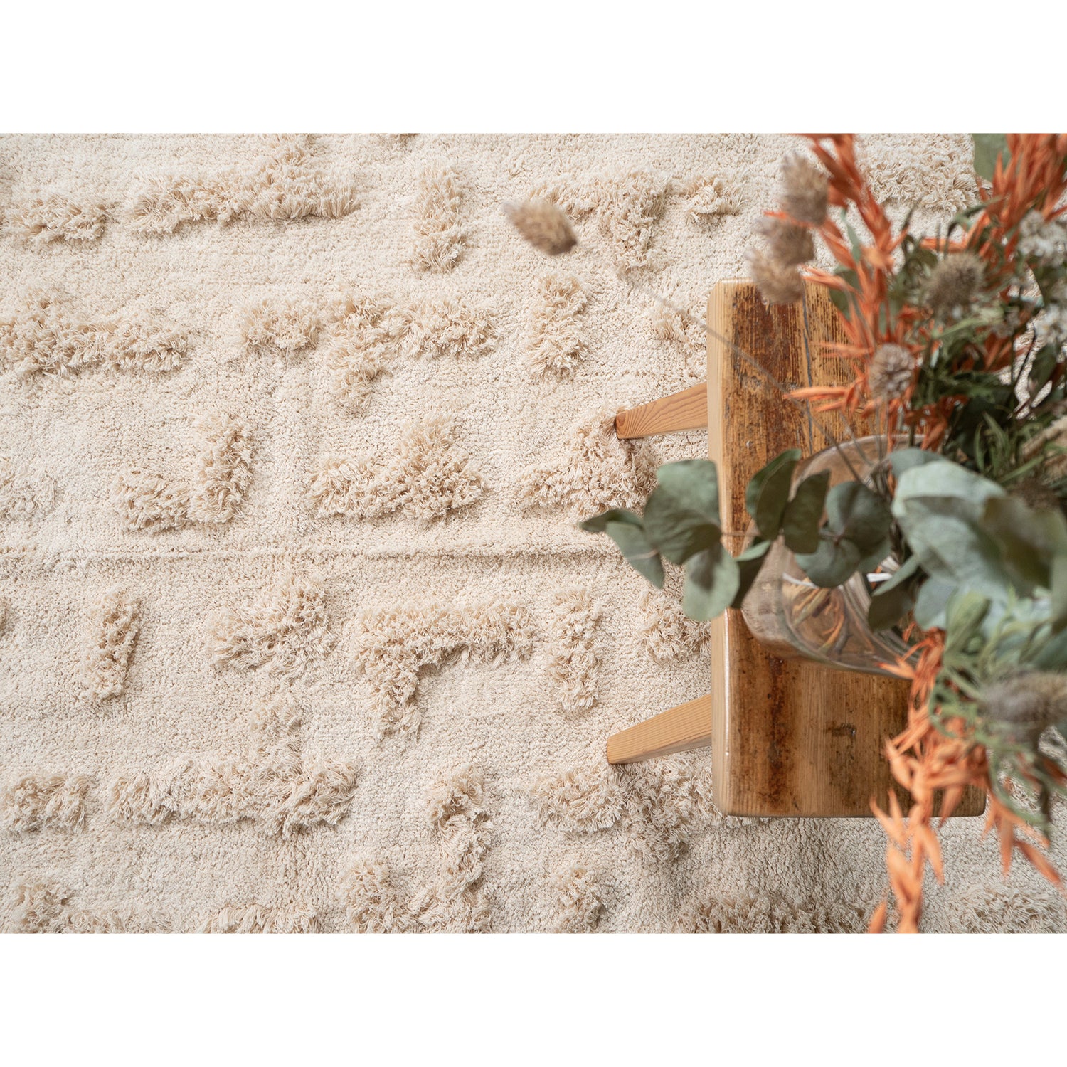 Luonnonvalkoisessa Miio-puuvillanukkamatossa eri nukkapituudet antavat sisustukseen eläväpintaista kolmiulotteista ilmettä.