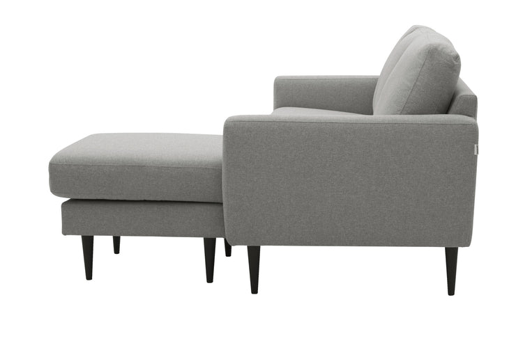 Mila-divaanisohva, kulmadivaani oikealla. Kuvan sohva on harmaalla Coria 87 -kankaalla, sekä wengen värisillä pyöreäkartionmallisilla jaloilla.