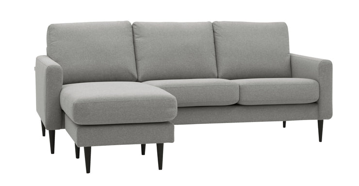 Mila-divaanisohva, kulmadivaani vasemmalla. Kuvan sohva on harmaalla Coria 87 -kankaalla, sekä wengen värisillä pyöreäkartionmallisilla jaloilla.