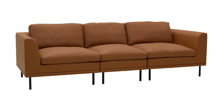 Module 3-istuttava sohva konjakin ruskealla Armello-nahka/keinonahkaverhoilulla ja mustilla 17 cm korkeilla metallisilla tolppajaloilla.