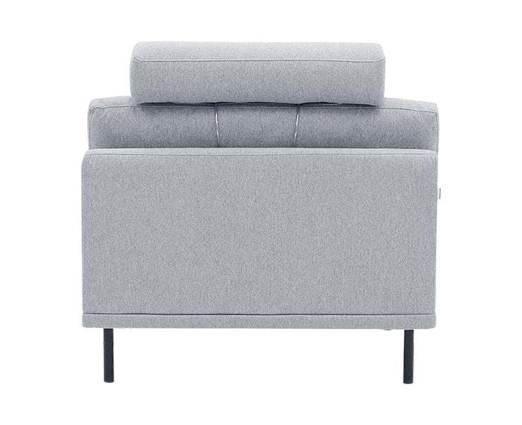 Module-niskatyyny vaaleanharmaalla Genova 88 -kangasverhoilulla. Kuvassa Module-sohvan erikseen myytävä keskiosa-moduuli takaapäin, jossa näkyy niskatyynyn kiinnike selkänojatyynyn ja sohvan rungon välissä.