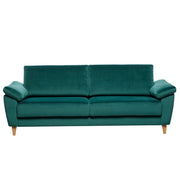 Monika 3-istuttava sohva vihreällä Luxor 88 -kangasverhoilulla (hintaryhmä 4). Kuvan sohvassa on 20 cm leveät KN9-käsinojat ja 128/12-puujalat.