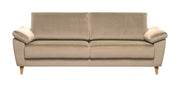 Monika 3-istuttava sohva beigen värisellä Luxor 01 -kangasverhoilulla ja puujaloilla.