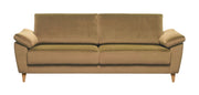 Monika 3-istuttava sohva hunajan värisellä Luxor 05 -kangasverhoilulla ja puujaloilla.