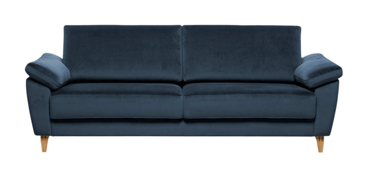 Monika 3-istuttava sohva Luxor 103 -kangasverhoilulla ja puujaloilla.