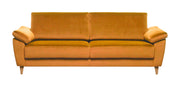 Monika 3-istuttava sohva oranssilla Luxor 17 -kangasverhoilulla ja puujaloilla.