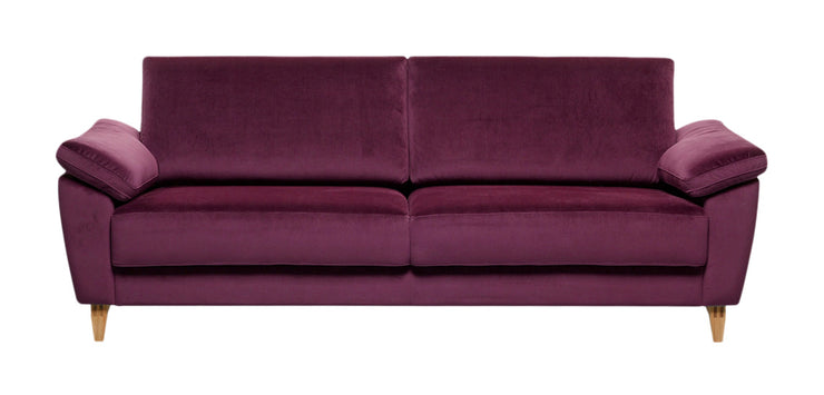 Monika 3-istuttava sohva viininpunaisella Luxor 39 -kangasverhoilulla ja puujaloilla.